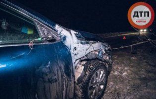 «Аж відірвало крило»: поблизу Києва авто на повному ходу збило військового ЗСУ