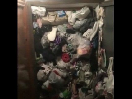 Плюшкінство: Мережу шокувало відео із квартири, до стелі забитої сміттям