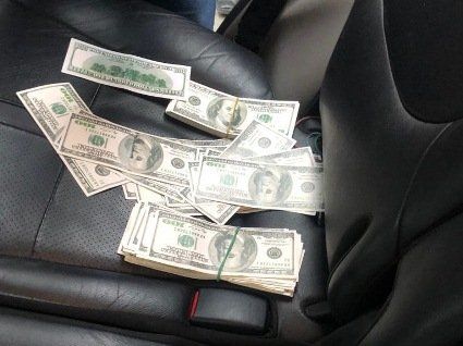 Чиновник погорів на «скромному» хабарі у 31 тисячу доларів (фото)