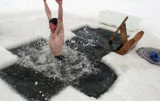 Лікар розказав, кому не можна пірнати в ополонку