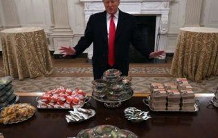 Ото футбольна вечірка!  Трамп самостійно замовив 300 бургерів в Білий дім (відео)