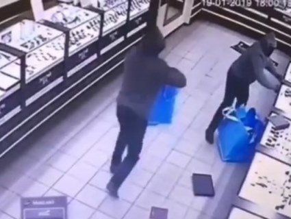 У Кривому Розі грабіжники складали награбовані коштовності у сині господарські сумки (шокуюче відео)