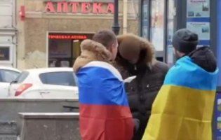 «Я розіб’ю тобі морду на сім частин»: хлопець загорнувся в прапор України посеред російського Пітера (відео)
