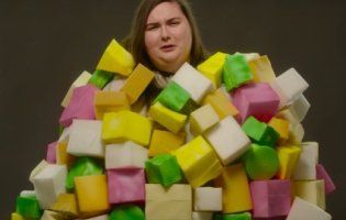 «Ну слава Богу, вроді, ми вижили»: Мережу рве постноворічна пародія на хіт гурту KAZKA