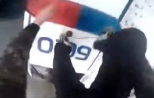 У Рівному хлопець пробігся по даху патрульного авто і похвалився «крутістю» в Інтернеті (відео)