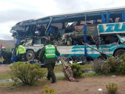 У Болівії автобус з футболістами впав у 100-метрову прірву: багато загиблих