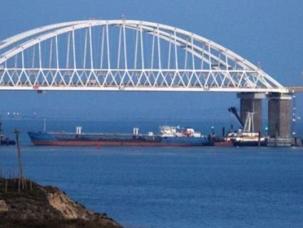 Біля Криму загорілися два кораблі, є жертви (відео)