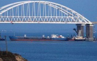 Біля Криму загорілися два кораблі, є жертви (відео)