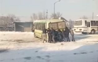 Перон, як каток: як на Закарпатті на автовокзалі пасажири гурбою автобус штовхали (відео)