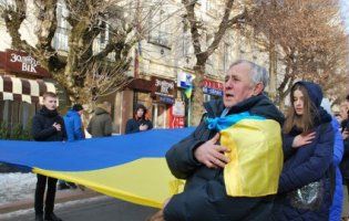 У Луцьку утворили живий ланцюг єднання (ФОТО)