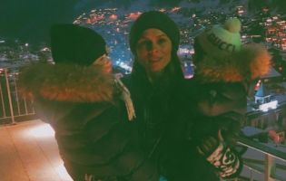 Ольга Фреймут похвалилась, як її меншенькі «катають» на лижах (фото)