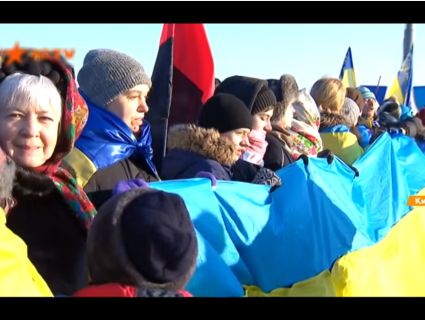 Видовищно: кияни на мосту Патона з’єднали ланцюгом Соборності обидва береги Дніпра (відео)
