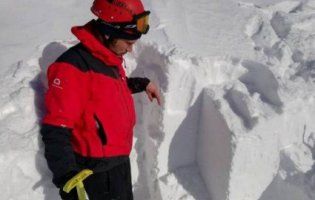 Вражаюче фото: Карпати накрило двометровим шаром снігу