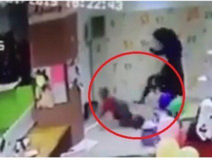 В торговому центрі Запоріжжя мати знавісніло побила маленького сина (відео)