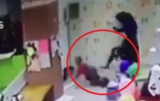 В торговому центрі Запоріжжя мати знавісніло побила маленького сина (відео)