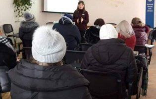 Не мовчати, а діяти: у Луцьку безробітним жінкам розповіли про домашнє насильство