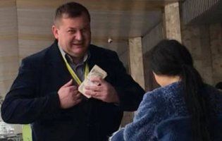 «То родичам у село передали»: соратника Тимошенка заскочили на отриманні пачки грошей (фото)