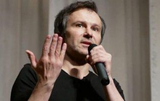 «Дивитися на всі ці особи на білбордах Києва нестерпно», – Вакарчук про український політикум