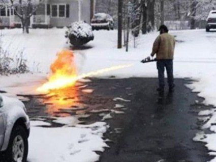 Сніг біля хати чоловік прибрав вогнеметом (фото)