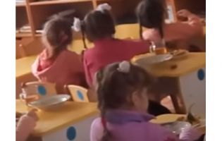 З дитсадка в Одесі з ганьбою звільнили нянечку, яка обзивала дітей дебілами (відео)