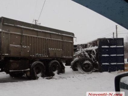 Тонни кукурудзи на дорозі : на Миколаївщині перевернувся причіп вантажівки
