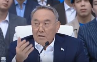 Президент Казахстану порадив чоловікам «вмивати» дівчат перед весіллям (відео)