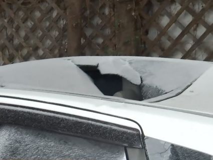 Бурульки атакують: у Києві крижана брила пробила дах авто (відео)
