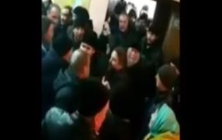 «Отець Сергій, Ви ж у нас 25 літ, для чого таке робите?!» – на Вінниччині промосковський батюшка і тітушки зірвали перехід у ПЦУ