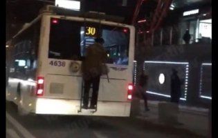 «В діда термінові справи»: у Києві літній зачепер проїхався на тролейбусі (відео)