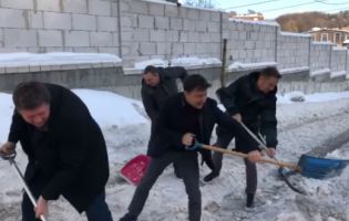 «Лопата челендж»: Зеленський із шуфлею запускає новий флешмоб (відео)