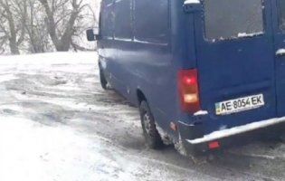 «Ворог не пройде»: в Мережі обсміяли жалюгідну дорогу під Кривим Рогом (відео)