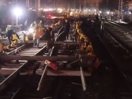 Приголомшує: китайці за шість годин поміняли рейки на залізниці (відео)