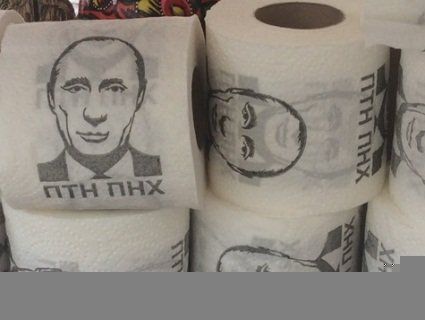 Російській пропагандистці подарували туалетний папір із портретом Путіна (відео)