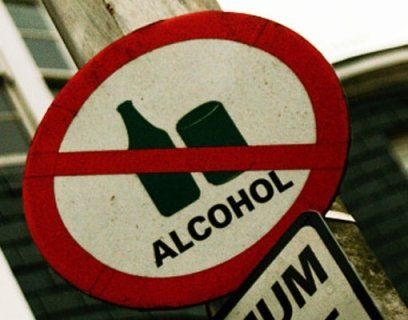 «Це незаконно»: у Луцьку біля школи рекламують алкоголь (ВІДЕО)