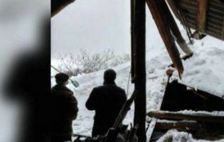 У Полтаві дах багатоквартирного будинку проломився під вагою снігу (відео)