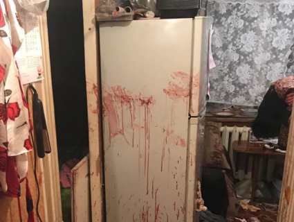 Квартира, заллята кров’ю: п’яний киянин влаштував «пекло» дружині і малолітній доньці (фото 18+)