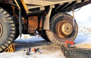 У самоскида лопнуло колесо і вбило двох робітників