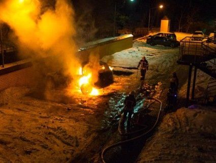 В Києві елітне авто вибухнуло і згоріло вщент (фото, відео)