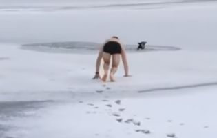 Мужність: у Миколаєві морський піхотинець врятував пса, який пішов під кригу (відео)
