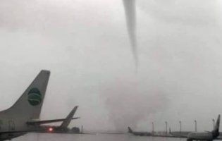 Сила стихії: в аеропорту турецької Анталії торнадо перекинув автобус із пасажирами (відео)