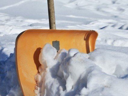 «Суботник»: у Росії вчителів вигнали на мороз збирати сніг у мішки (фото)