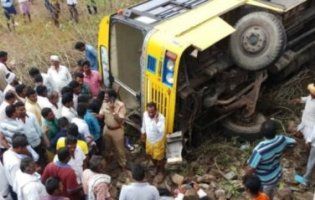 В Індії перекинувся автобус із 50 школярами