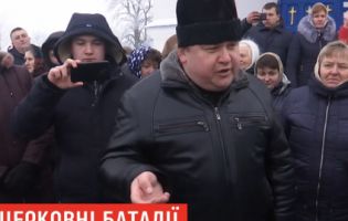 «Не можемо помолитися, бо ми українці»: у селі на Волині піп і два десятки фанатів УПЦ МП не пускають до церкви прибічників ПЦУ (відео)