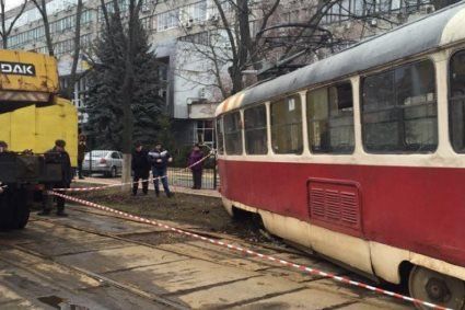 ДТП у Києві: трамвай вилетів з колії на дорогу (відео)