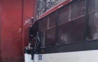 Моторошна ДТП у Рівному: автобус вклепався у фуру (відео)