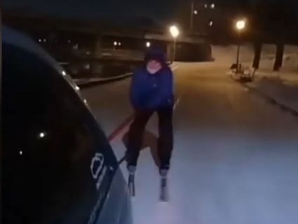 У Рівному поліція бореться з лижниками, які гасають містом, чіпляючись за машини (відео)