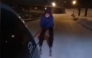 У Рівному поліція бореться з лижниками, які гасають містом, чіпляючись за машини (відео)