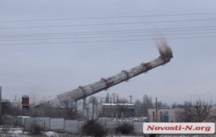 Епічне відео: у Миколаєві контрольовано підірвали стометрову башту котельні