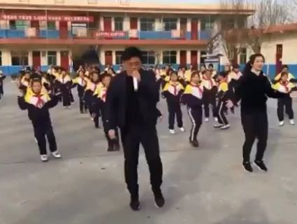 У Китаї директор школи на перервах «запалює» з учнями (відео)