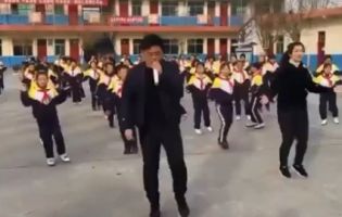 У Китаї директор школи на перервах «запалює» з учнями (відео)